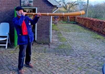 1 Koos Wolff spelend op de midwinterhoorn 1