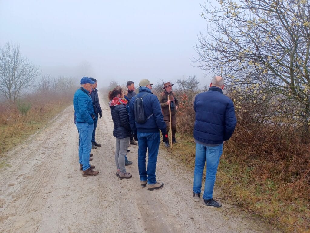 1 vogelexcursie dwingelderveld o.l.v. Jan Mansens met hoed foto Dick Hein 1 vogelexcursie dwingelderveld o.l.v. Jan Mansens met hoed foto Dick Hein